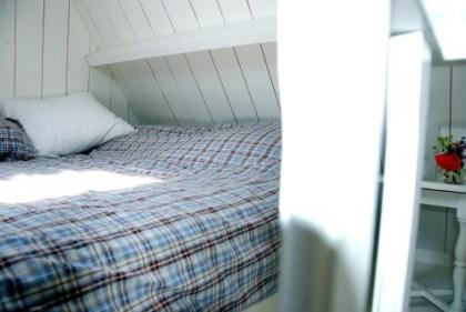 Bed In Waterland - image 17